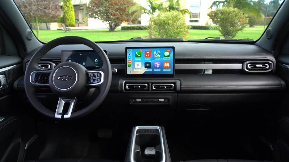 Tablero e interior de un carro moderno visto desde el asiento del conductor.